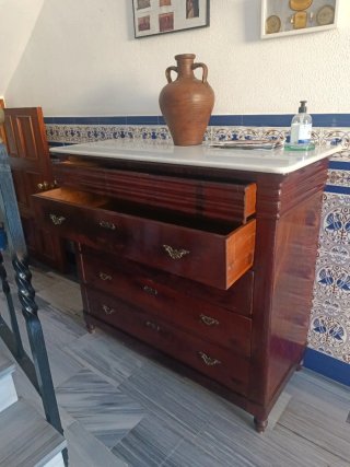 Cómoda antigua de madera con tapa de mármol