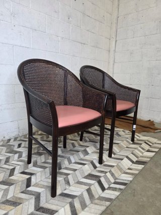 Pareja sillones rejilla madera oscura y piel rosa