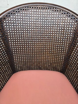 Pareja sillones rejilla madera oscura y piel rosa
