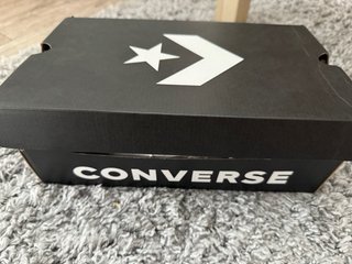 Converse Negras con Detalles Rojos