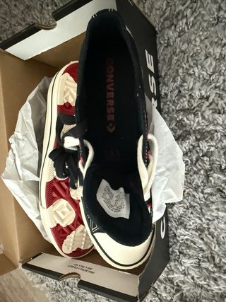 Converse Negras con Detalles Rojos