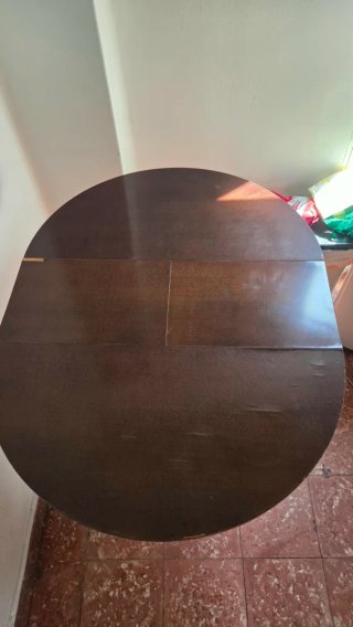 Mesa de comedor ovalada de madera. 90 x 120 cm