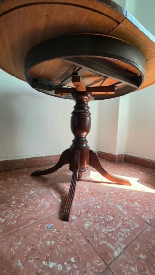 Mesa de comedor ovalada de madera. 90 x 120 cm