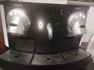 Cafetera Nespresso Gemini  cs200 pro