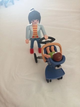 Playmobil figura con carrito de bebé