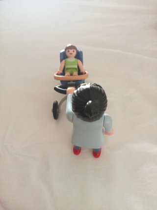 Playmobil figura con carrito de bebé