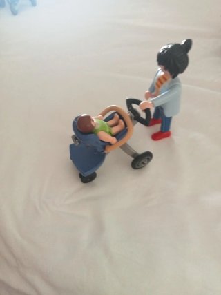 Playmobil figura con carrito de bebé