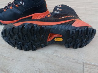 Botas Mammut Sapuen High negra y naranja trekking