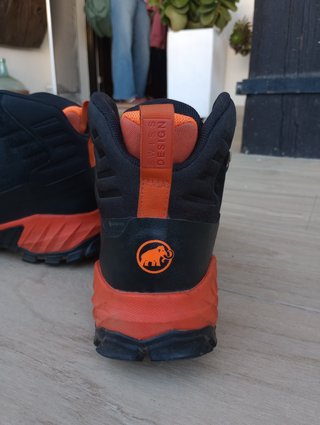 Botas Mammut Sapuen High negra y naranja trekking