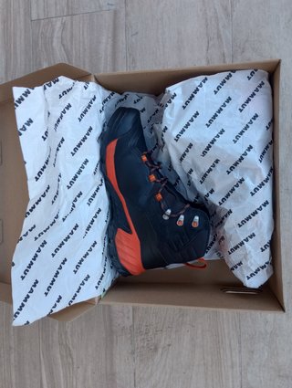 Botas Mammut Sapuen High negra y naranja trekking