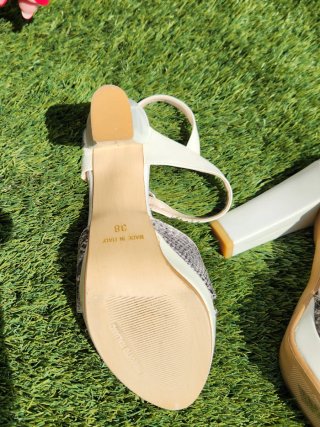 Sandali pelle beige effetto pitonato
