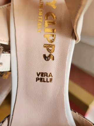 Sandali pelle beige effetto pitonato