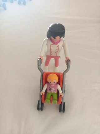 Playmobil figura con carrito de bebé
