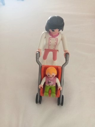 Playmobil figura con carrito de bebé