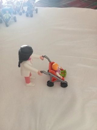 Playmobil figura con carrito de bebé