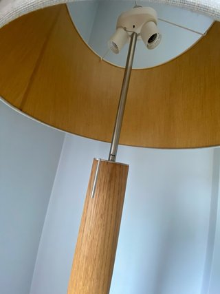 Lámpara de pie con madera y tulipa de lino.