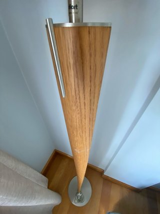 Lámpara de pie con madera y tulipa de lino.