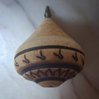 Trottola tradizionale in legno pirografato