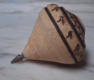 Trottola tradizionale in legno pirografato