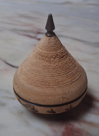 Trottola tradizionale in legno pirografato