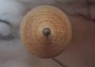 Trottola tradizionale in legno pirografato