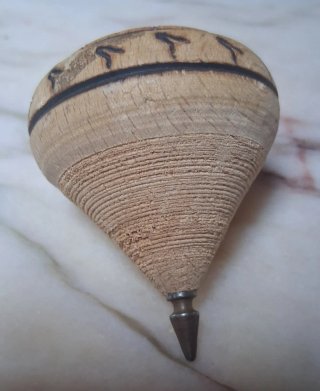 Trottola tradizionale in legno pirografato