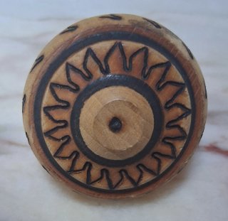 Trottola tradizionale in legno pirografato