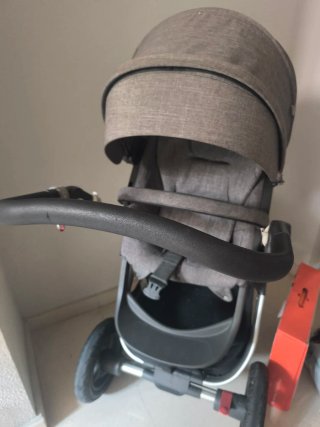 Carro de bebé gris