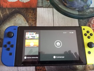 Nintendo Switch Azul y Amarillo