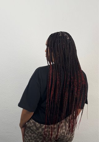 Trenzas sueltas con extensiones rojas