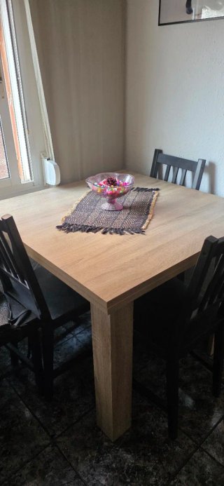 Mesa de comedor de madera se regalá las sillas