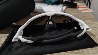 Gafas de sol Oakley grises y blancas