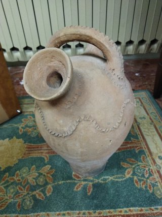 Botijo de barro artesanal