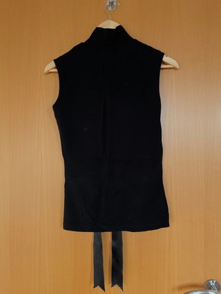 Top negro cuello alto sin mangas