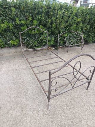 Cama antigua de hierro forjado