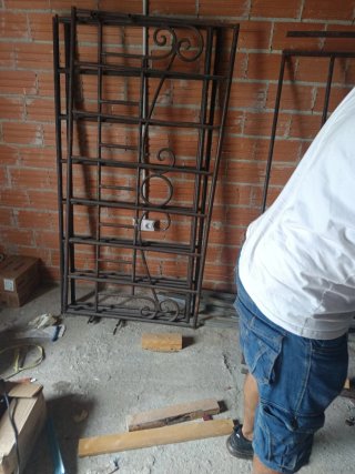 Cama antigua de hierro forjado