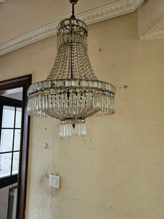Lámpara de techo dorada y cristal