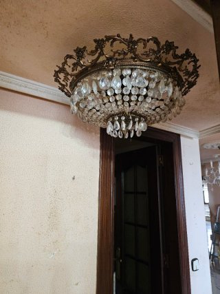 Lámpara de techo dorada y cristal