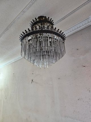 Lámpara de techo dorada y cristal