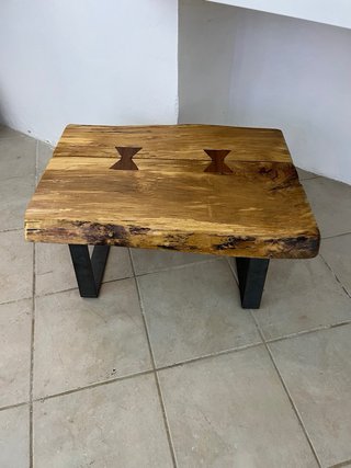 Tavolino in legno massello con gambe in metallo