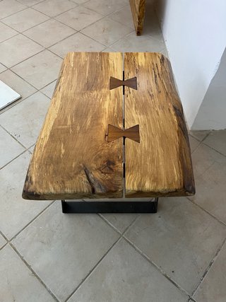 Tavolino in legno massello con gambe in metallo