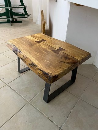 Tavolino in legno massello con gambe in metallo