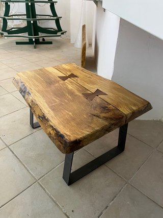 Tavolino in legno massello con gambe in metallo