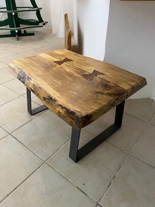 Tavolino in legno massello con gambe in metallo