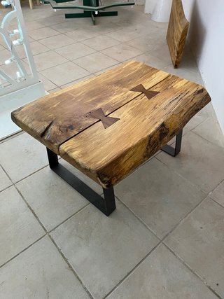 Tavolino in legno massello con gambe in metallo