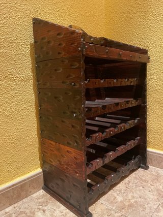 Botellero de madera con placa metálica
