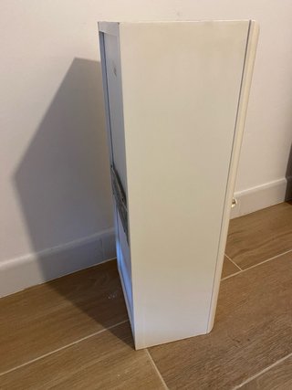 Mueble de baño blanco y dorado