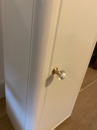 Mueble de baño blanco y dorado