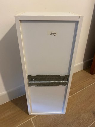 Mueble de baño blanco y dorado