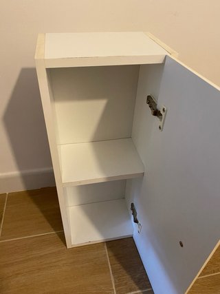 Mueble de baño blanco y dorado